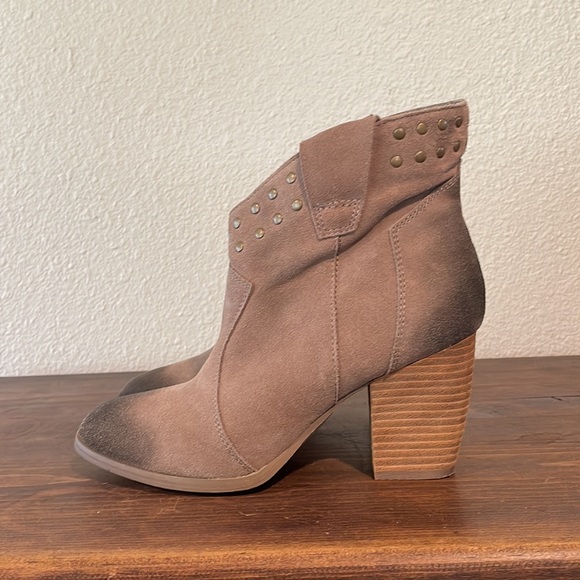 STEVE MADDEN JESS II SUEDE STUDDED DISTRESSED TWO TONE HEELED ANKLE BOOTS - Picture 5 of 13